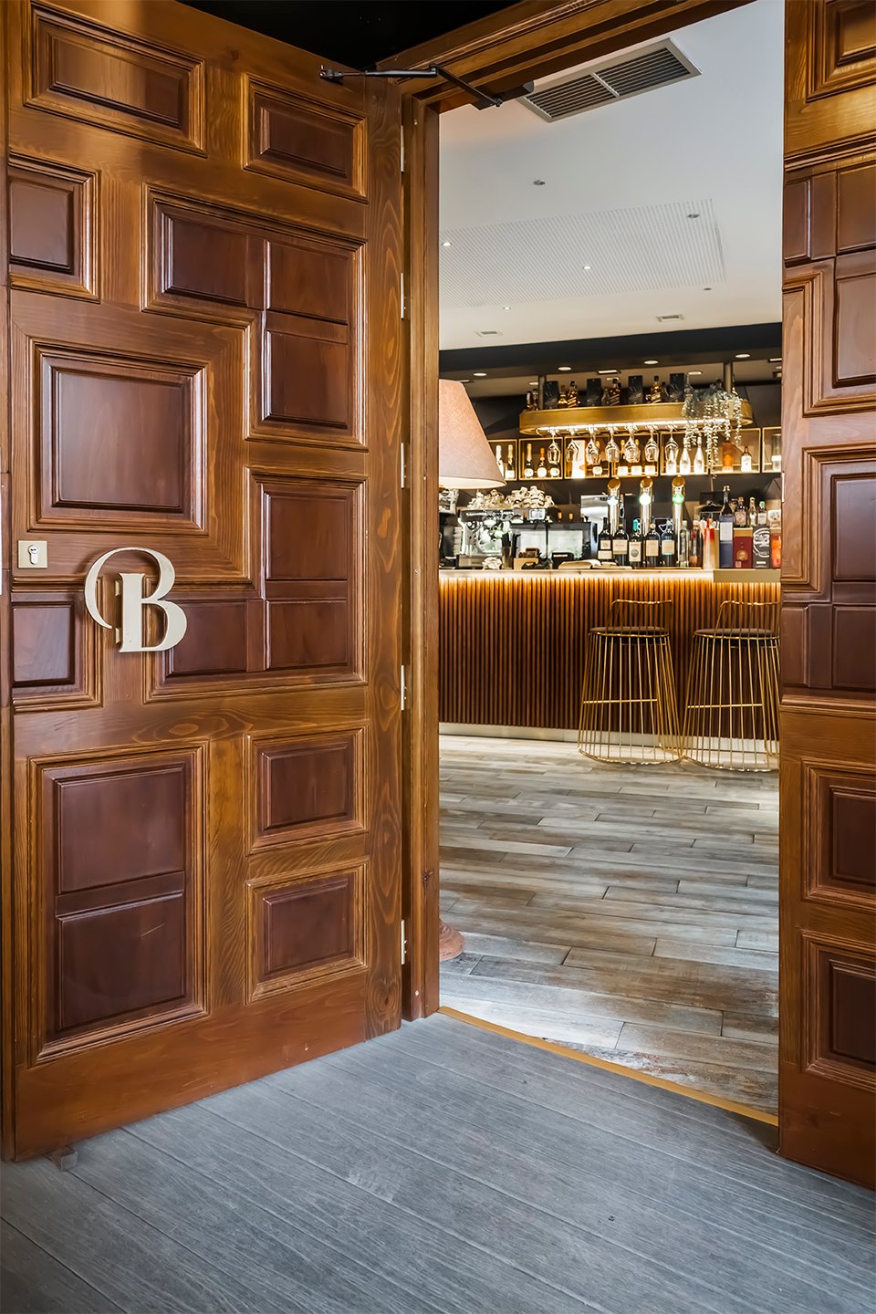 Image of the interior of a coffee shop.